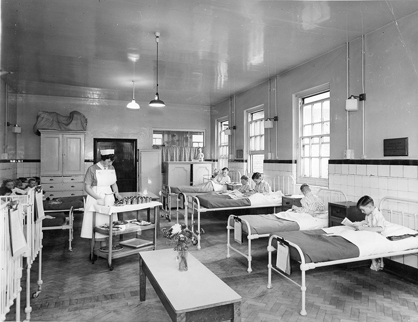 Black and white photograph of the children's ward Victoria Hospital Hull in the 1950's.